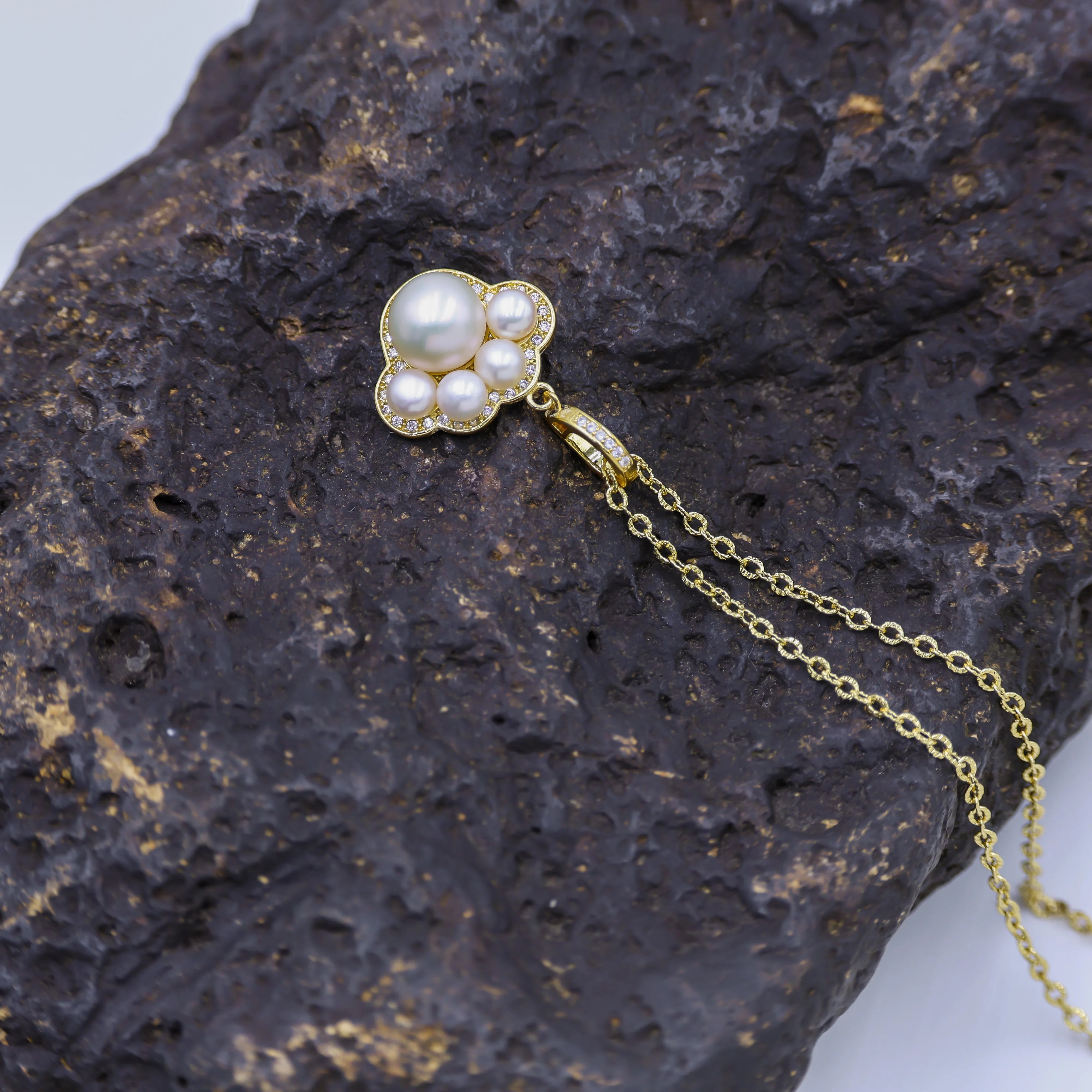 Wholesale 18K Gold Flower Pendant Freshwater natural pearls ladies Necklace Cute style DIY Fashion Design