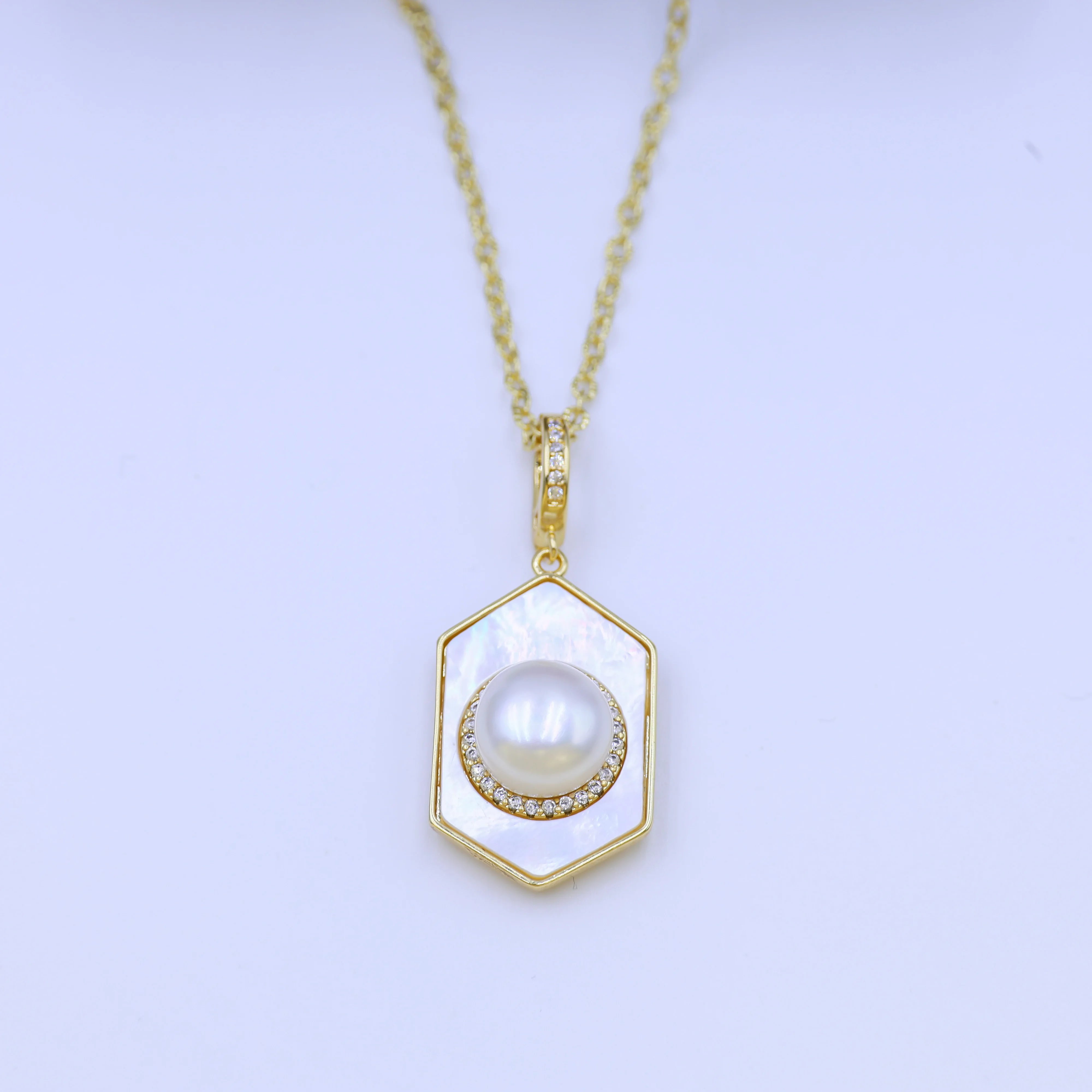 Hot Selling 18K gold-plated Necklace Geometric Pearl Pendant Freshwater Natural Pearl Jewelry Stylish Unisex Chains Parties