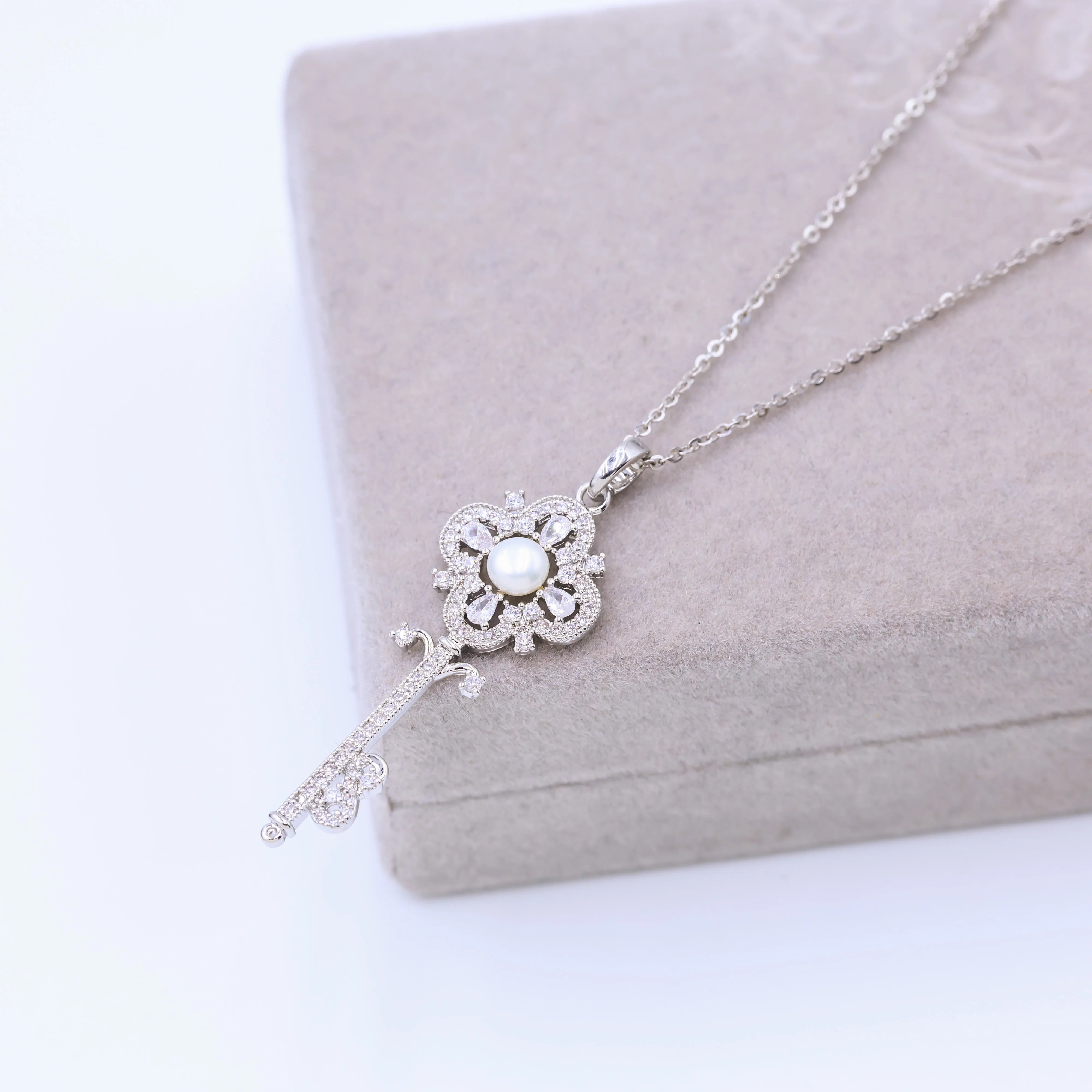 Silver Key freshwater natural pearl Necklace Fine Jewelry with Simple Diamond and Zircon Trendy Style for Weddings and Parties