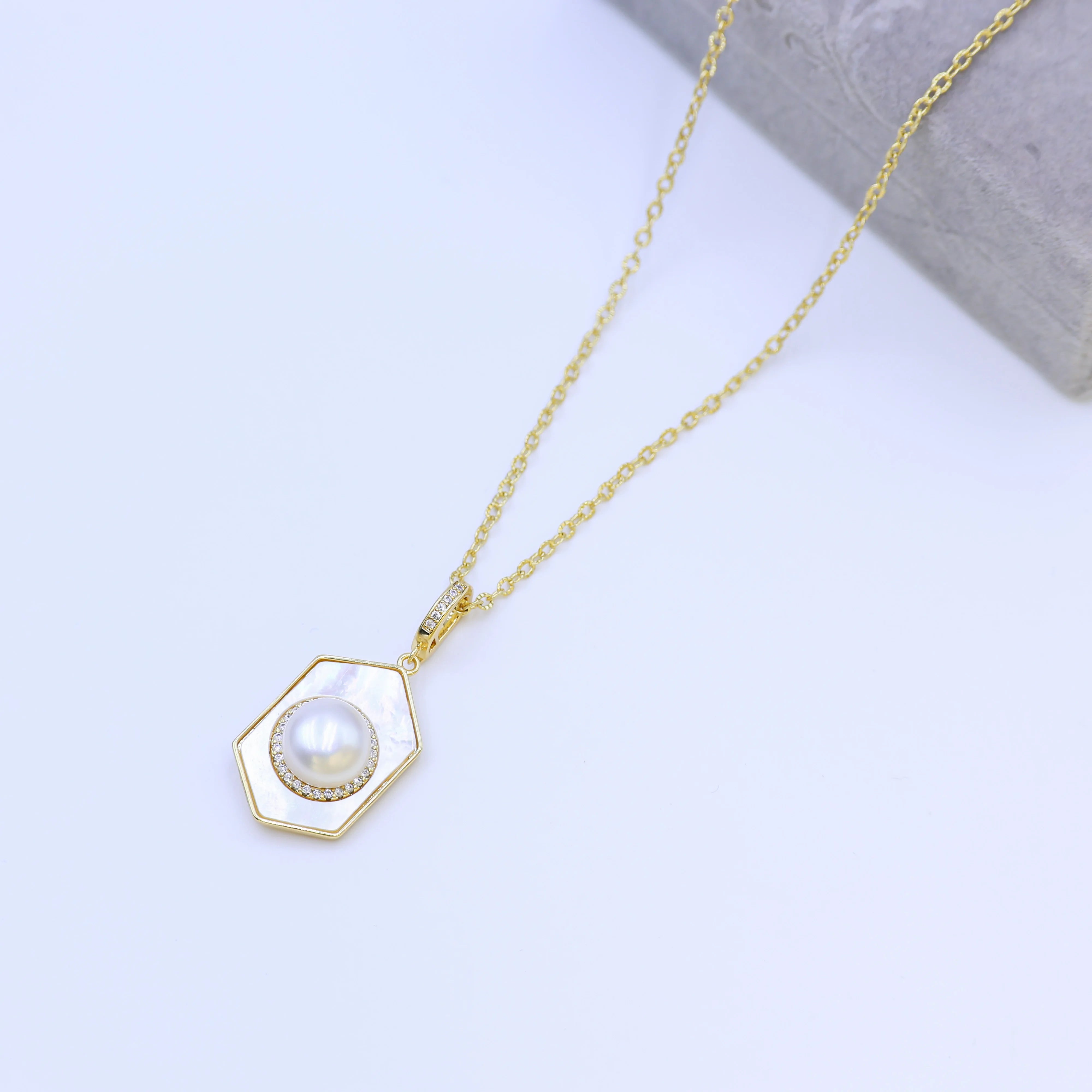 Hot Selling 18K gold-plated Necklace Geometric Pearl Pendant Freshwater Natural Pearl Jewelry Stylish Unisex Chains Parties
