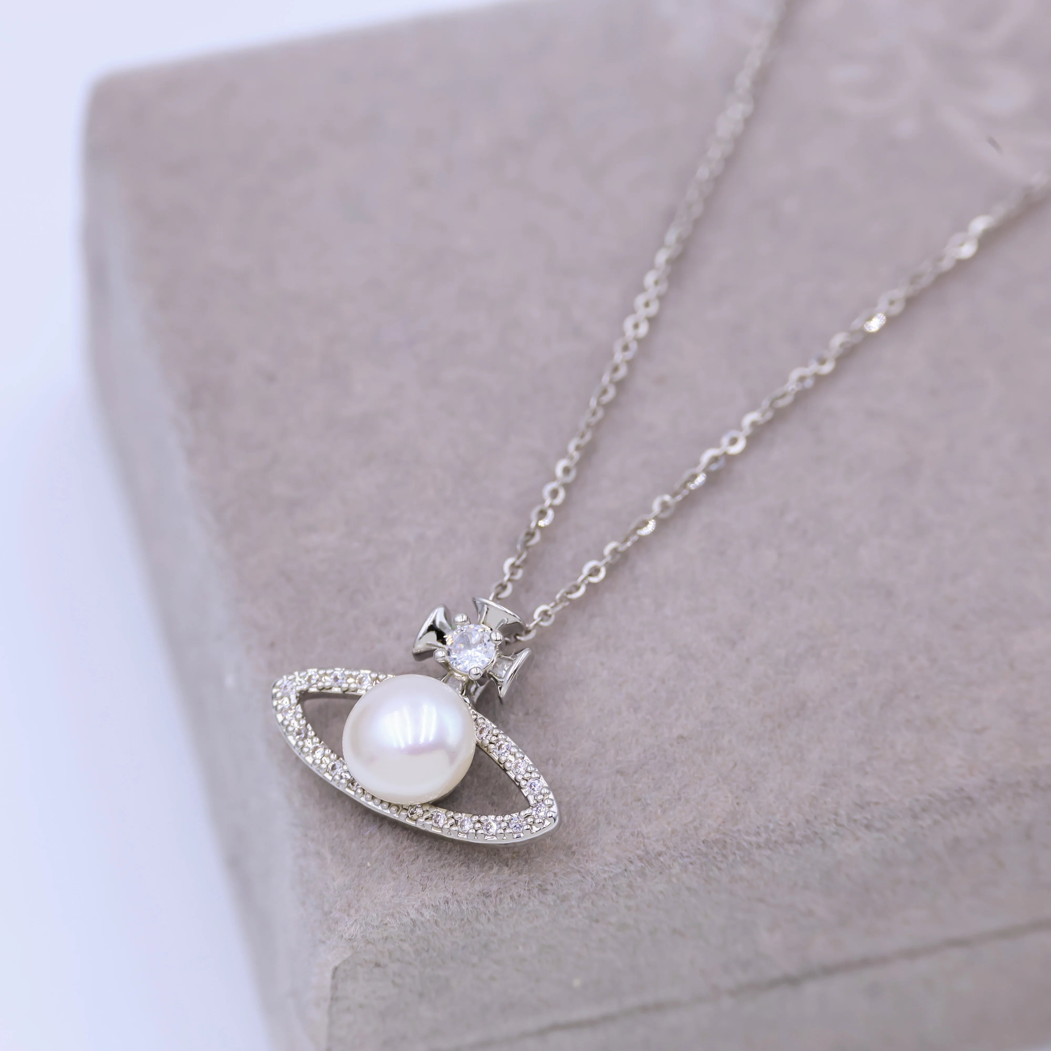 Natural freshwater pearl platinum plated necklace with fashionable and simple style paired with formal attire for Gift