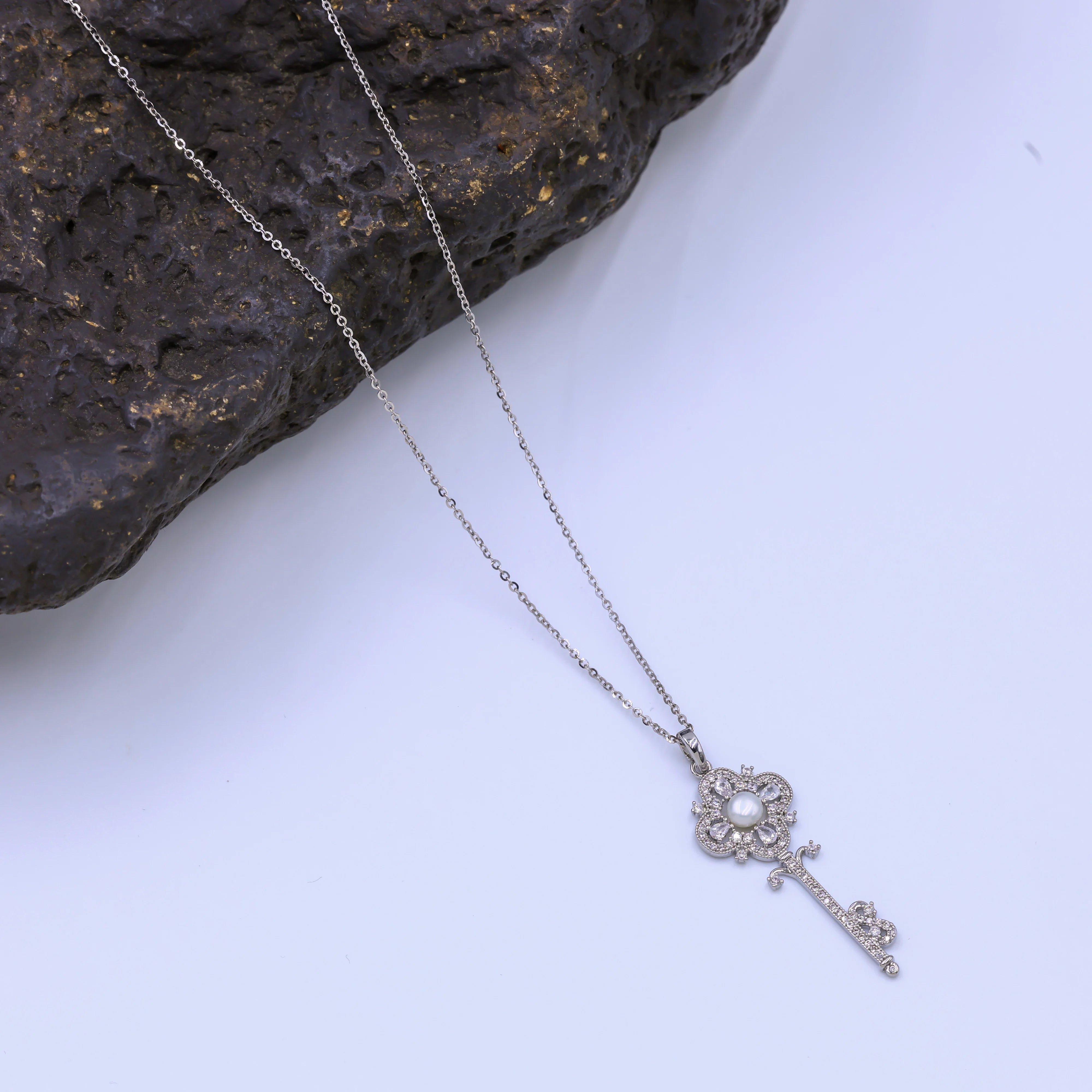 Silver Key freshwater natural pearl Necklace Fine Jewelry with Simple Diamond and Zircon Trendy Style for Weddings and Parties