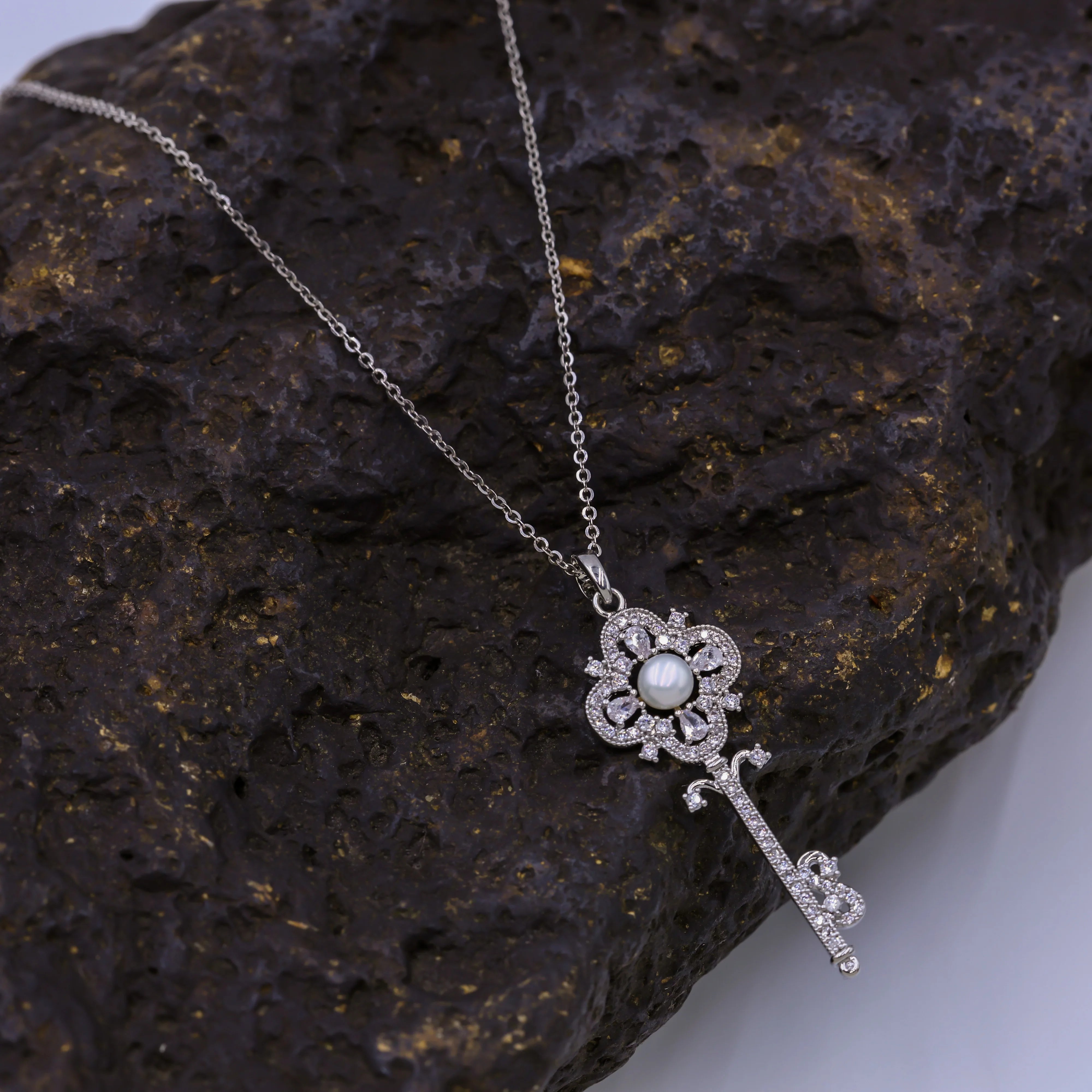 Silver Key freshwater natural pearl Necklace Fine Jewelry with Simple Diamond and Zircon Trendy Style for Weddings and Parties