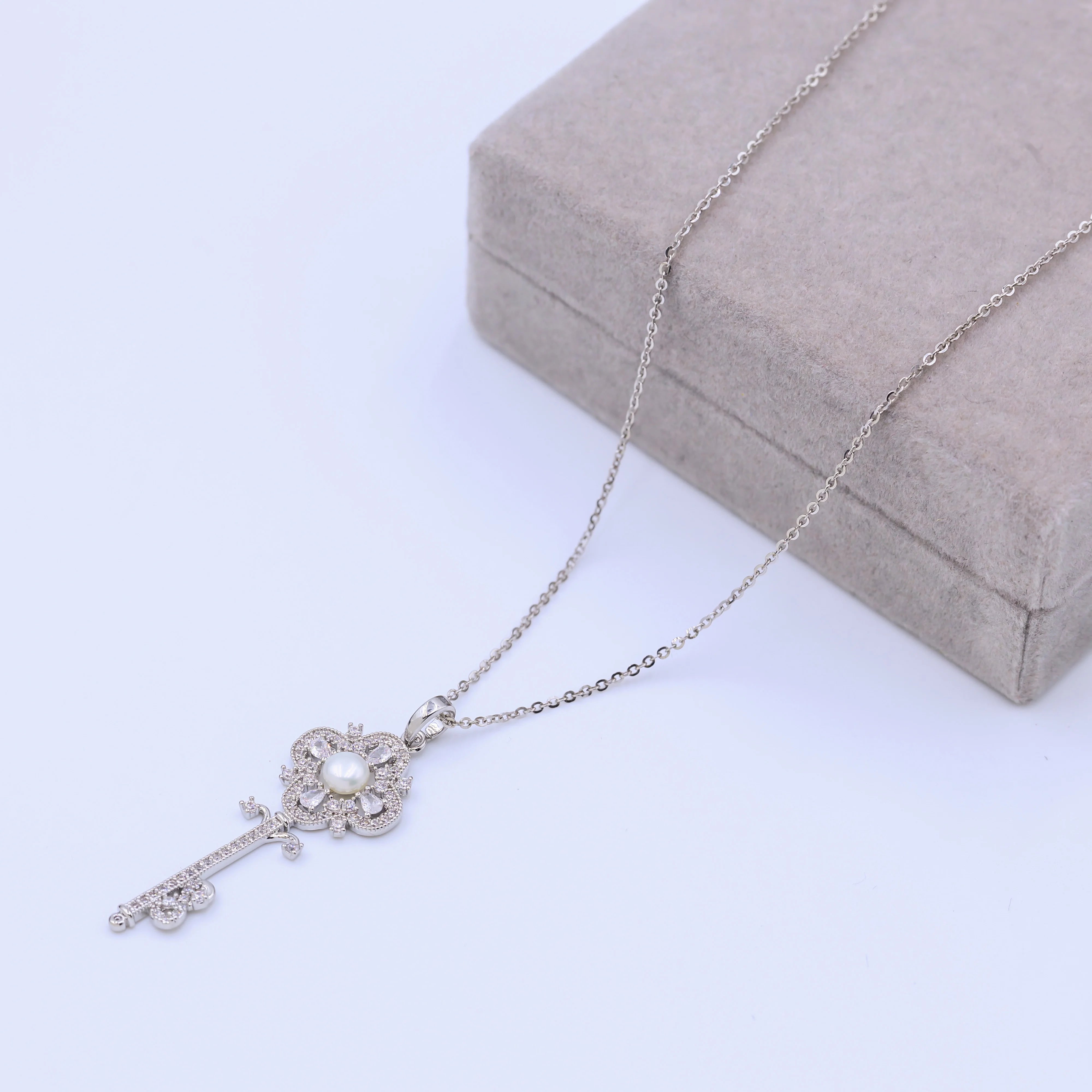 Silver Key freshwater natural pearl Necklace Fine Jewelry with Simple Diamond and Zircon Trendy Style for Weddings and Parties