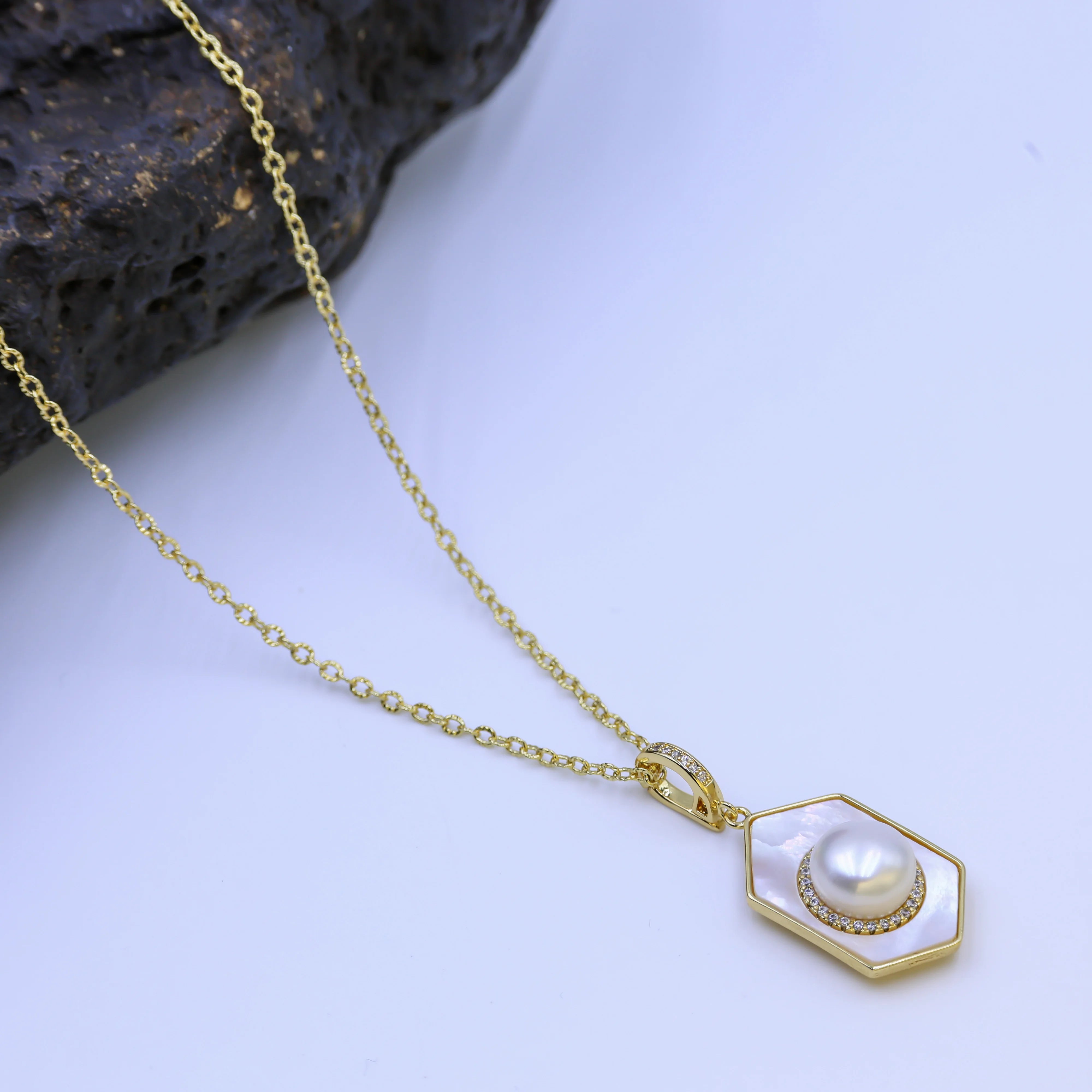 Hot Selling 18K gold-plated Necklace Geometric Pearl Pendant Freshwater Natural Pearl Jewelry Stylish Unisex Chains Parties