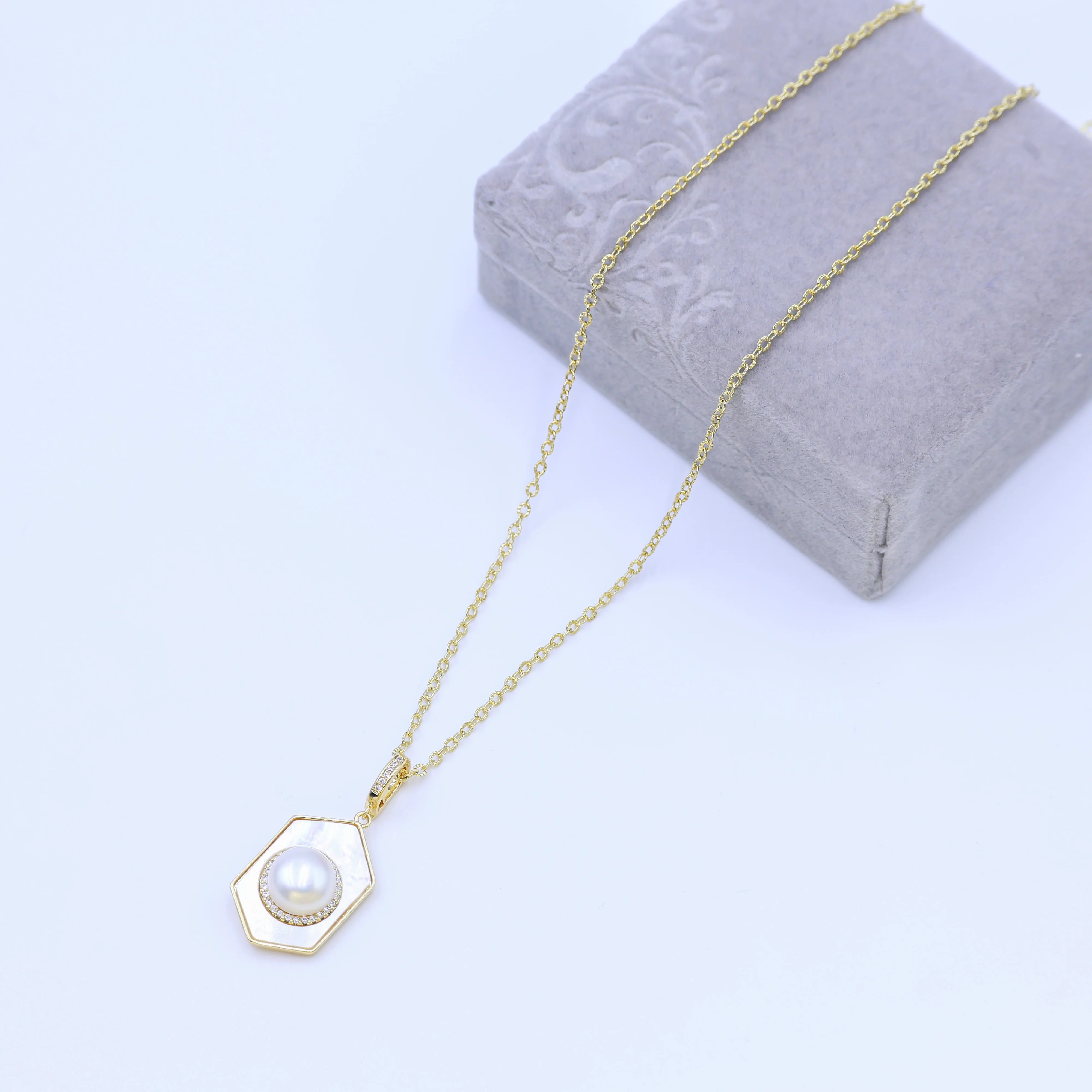 Hot Selling 18K gold-plated Necklace Geometric Pearl Pendant Freshwater Natural Pearl Jewelry Stylish Unisex Chains Parties
