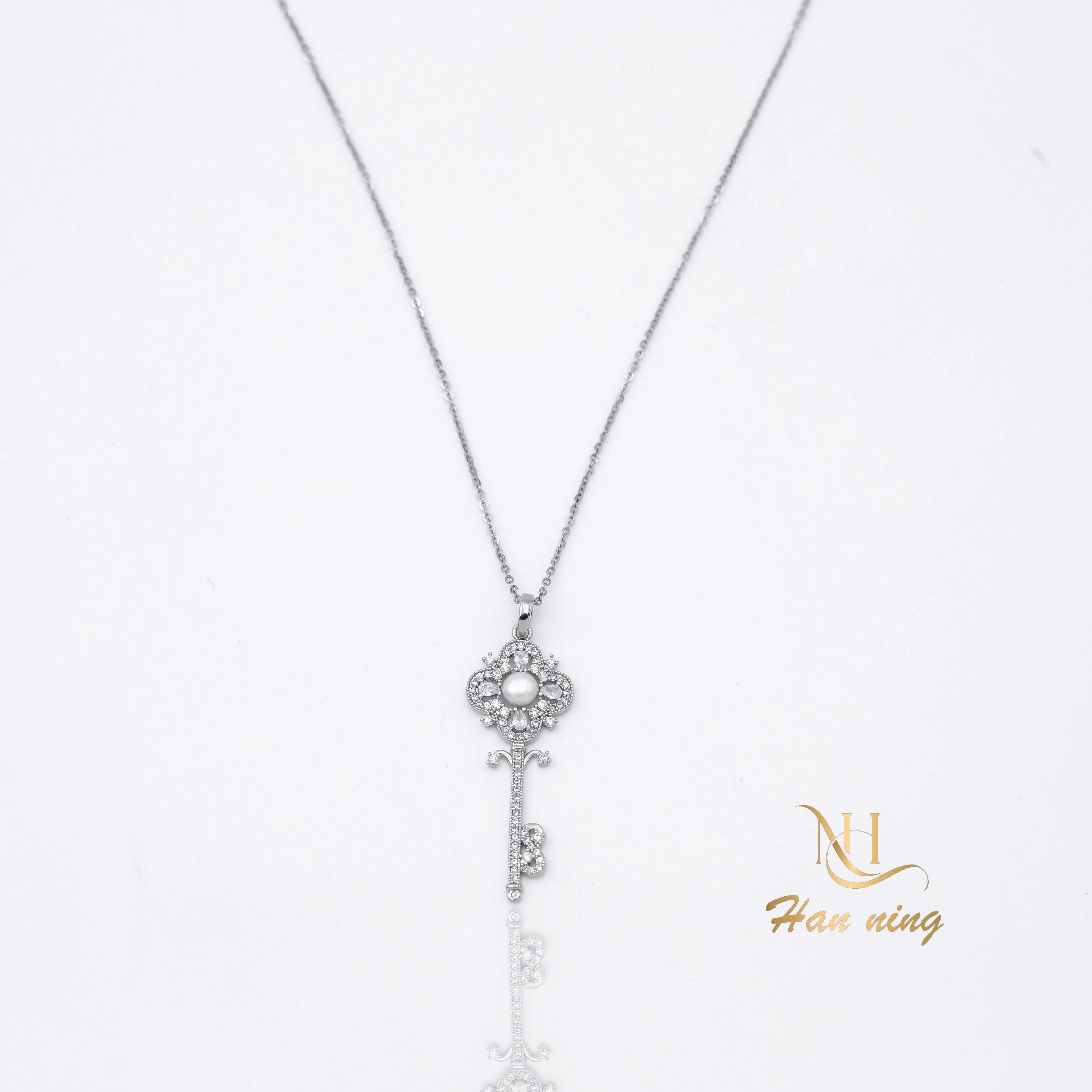 Silver Key freshwater natural pearl Necklace Fine Jewelry with Simple Diamond and Zircon Trendy Style for Weddings and Parties