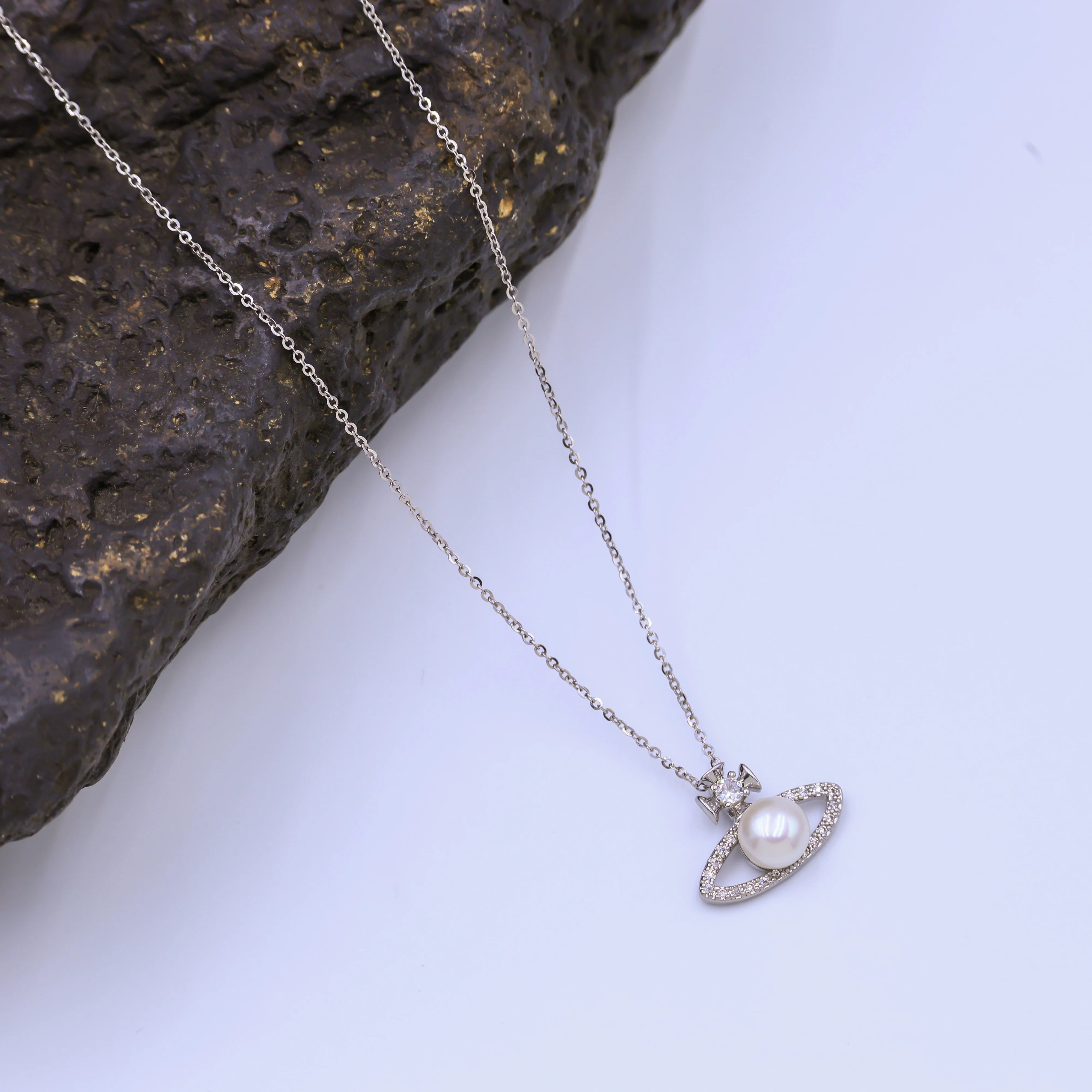 Natural freshwater pearl platinum plated necklace with fashionable and simple style paired with formal attire for Gift