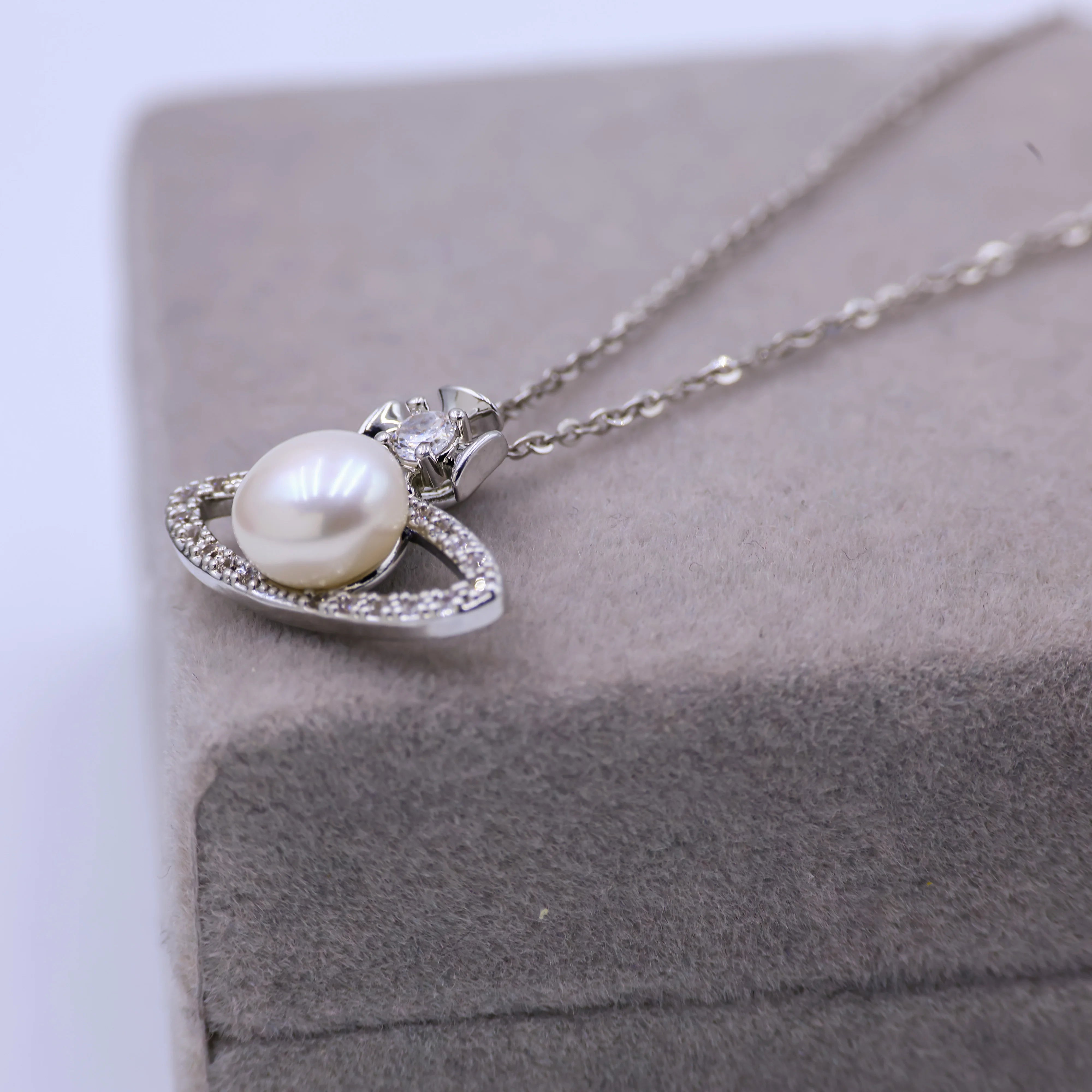 Natural freshwater pearl platinum plated necklace with fashionable and simple style paired with formal attire for Gift