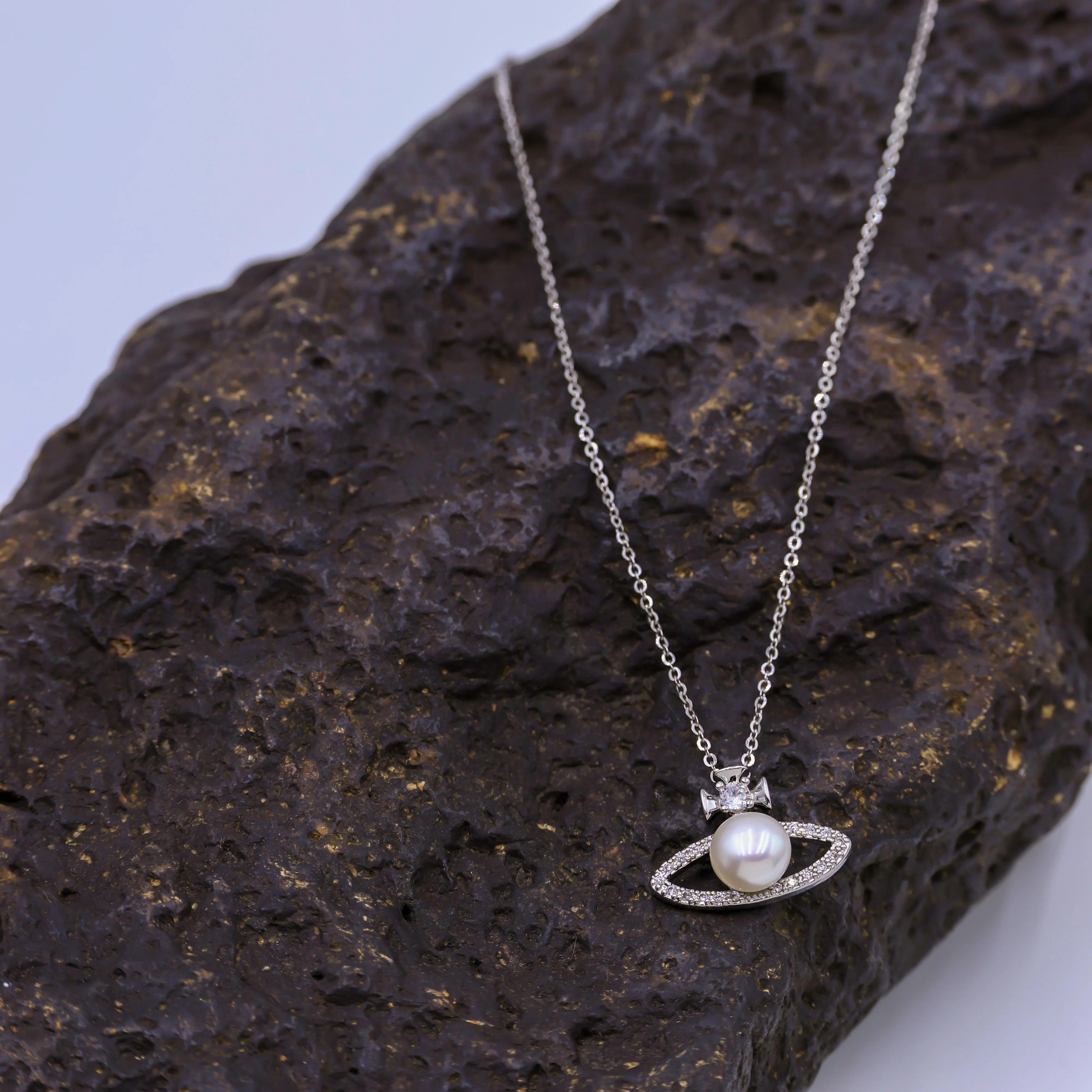 Natural freshwater pearl platinum plated necklace with fashionable and simple style paired with formal attire for Gift