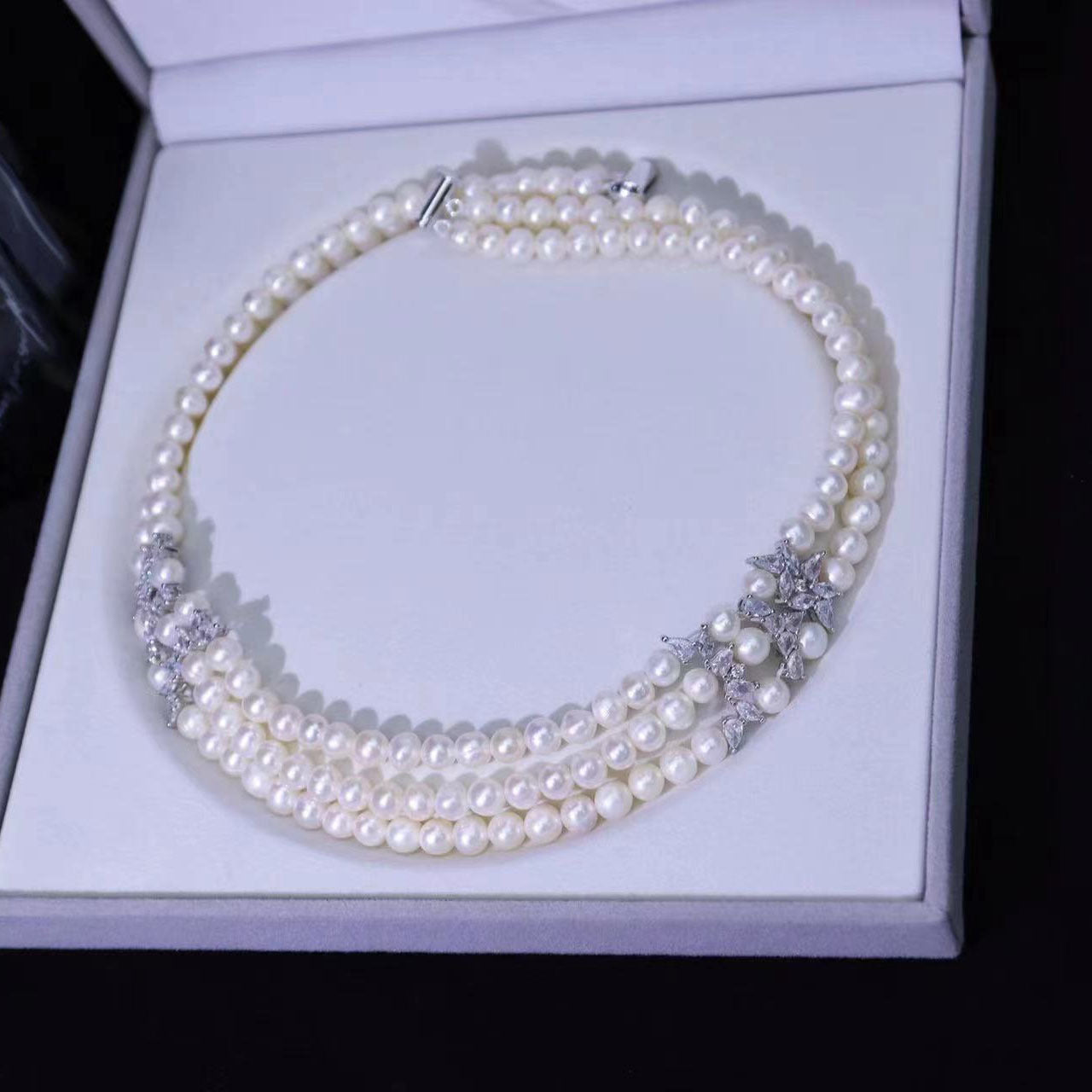 Manufacturer wholesale natural freshwater pearl necklace women, light luxury niche design sense fashion temperament, three-layer collarbone chain