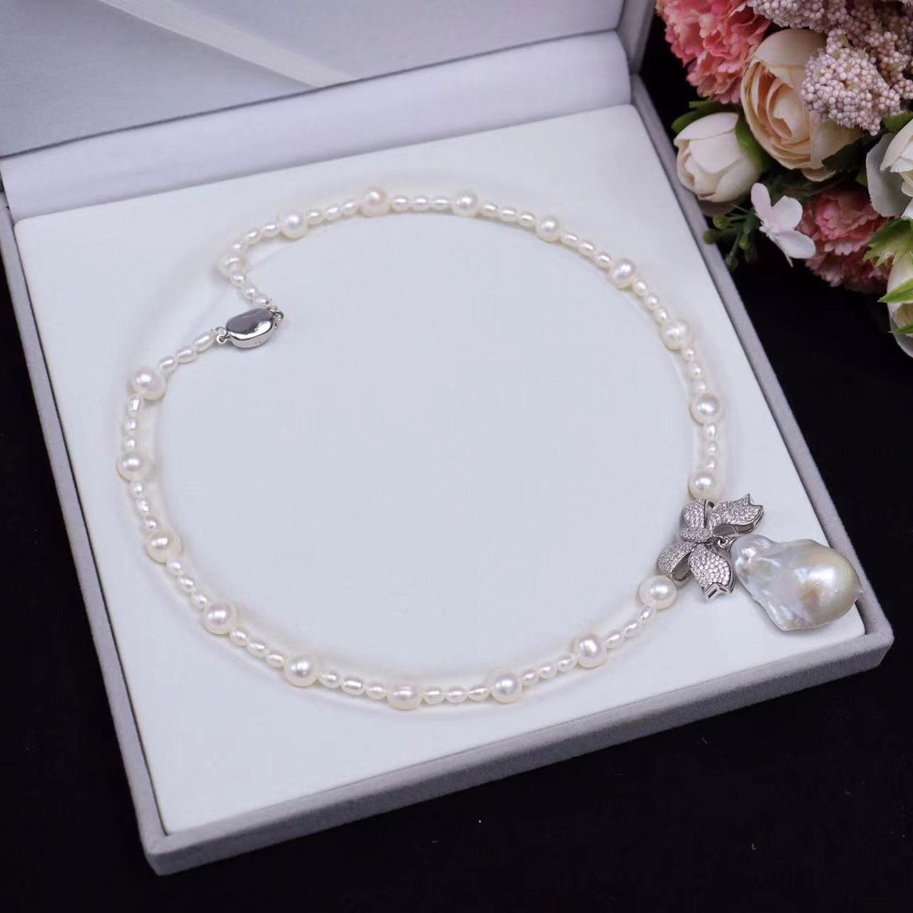 Retro style natural freshwater Baroque light luxury niche design temperament versatile necklace